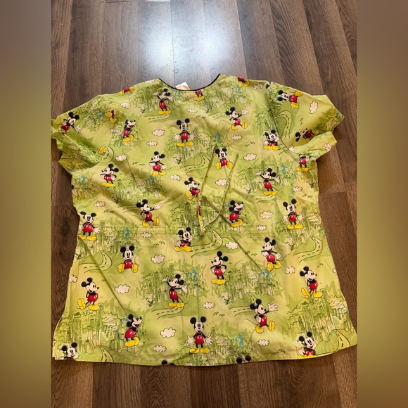 Disney Mickey Mouse Nurse Scrub Top XL Green City Skyline Print - Picture 2 of 3